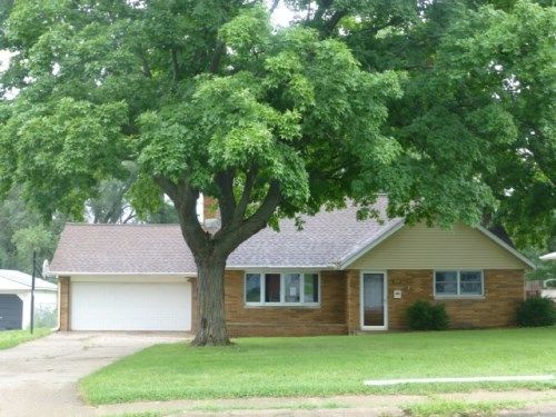 2021 Willow St, Pekin, IL 61554