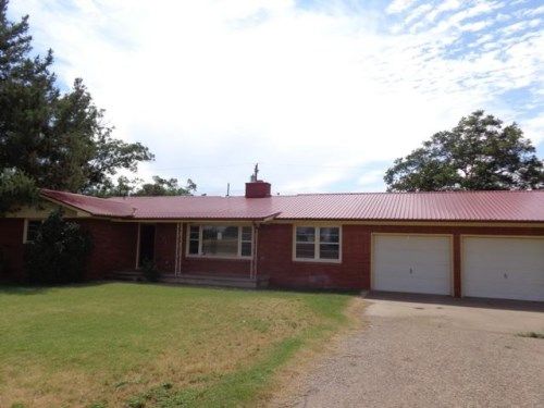 112 N Main St, Springlake, TX 79082