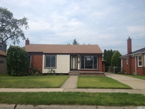 28369 Edward St, Roseville, MI 48066