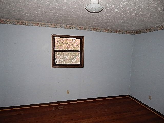 906 S 8th St, La Follette, TN 37766