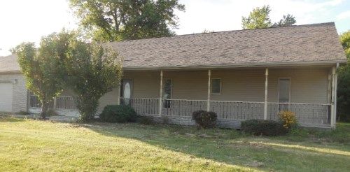 405 W State St, Modesto, IL 62667