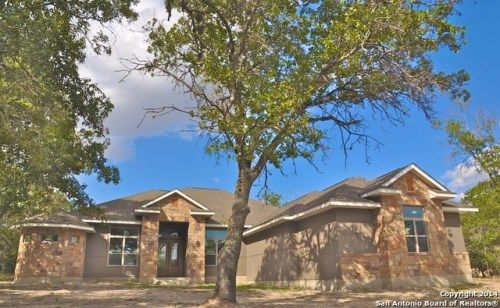 101 LEGACY RUN DR, La Vernia, TX 78121