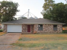 305 Bois Darc St, Windom, TX 75492