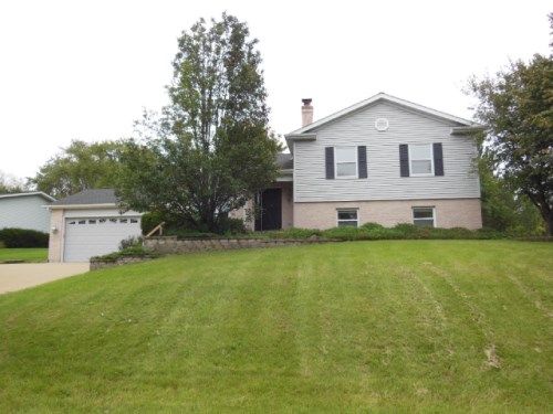 2404 Lakeview Dr, Wonder Lake, IL 60097