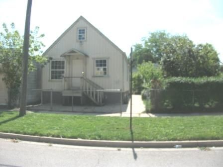 907 9th St, Waukegan, IL 60085