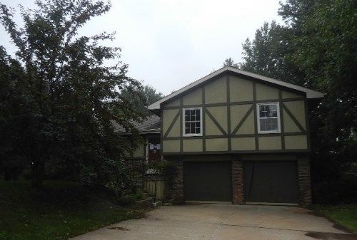 907 S 10th St, Louisburg, KS 66053