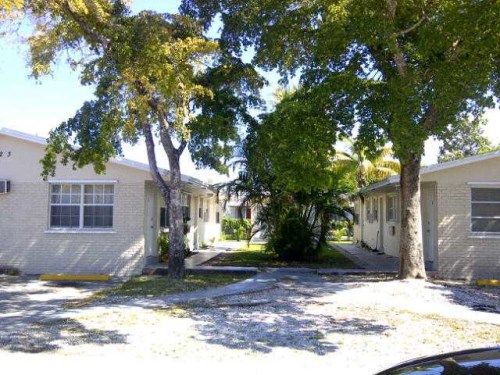 923 SE 2 AV, Hallandale, FL 33009