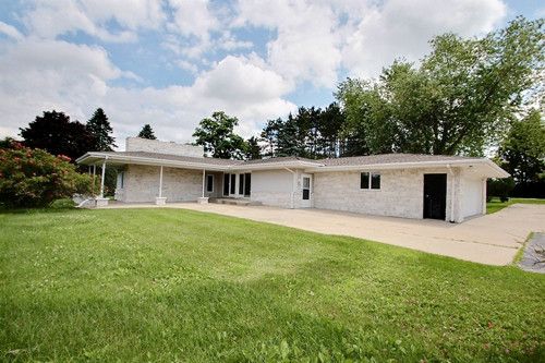 377 Schraufnagel Dr, Hartland, WI 53029