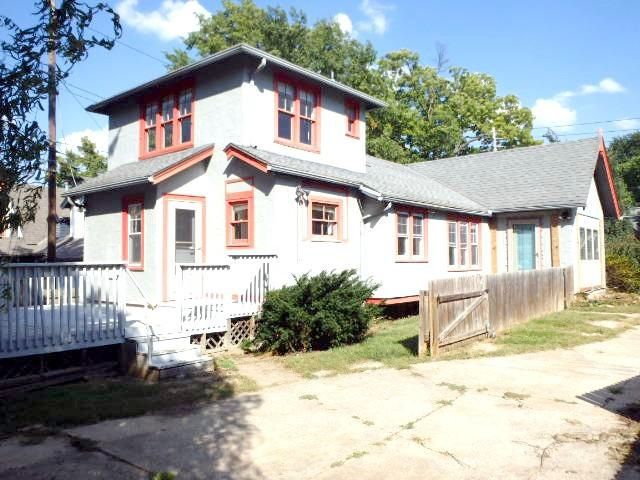 6836 Oak St, Kansas City, MO 64113