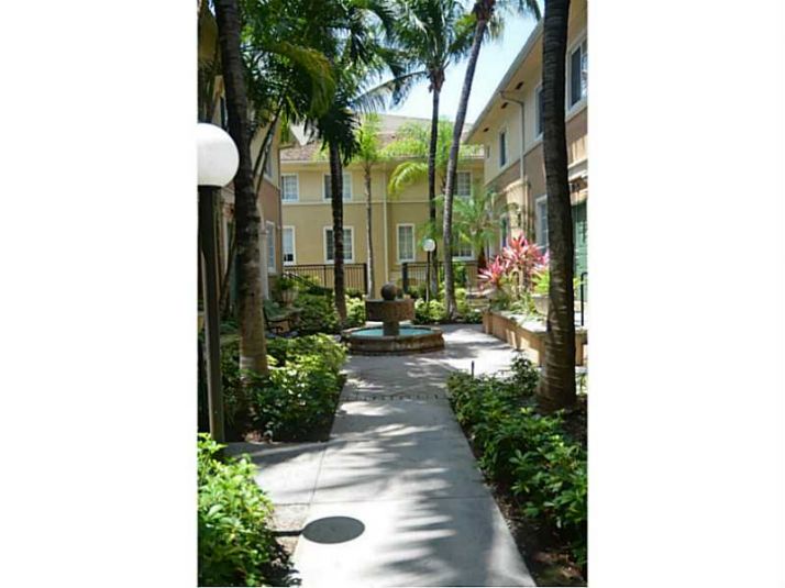 2841 185 ST # 506, Miami, FL 33180