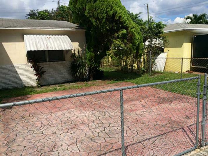 704 SW 6 ST, Hallandale, FL 33009