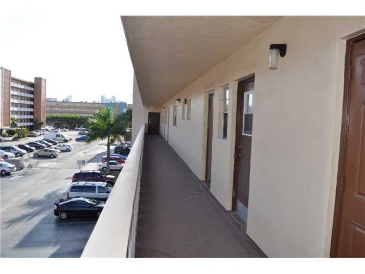 232 NE 12TH AV # 301, Hallandale, FL 33009