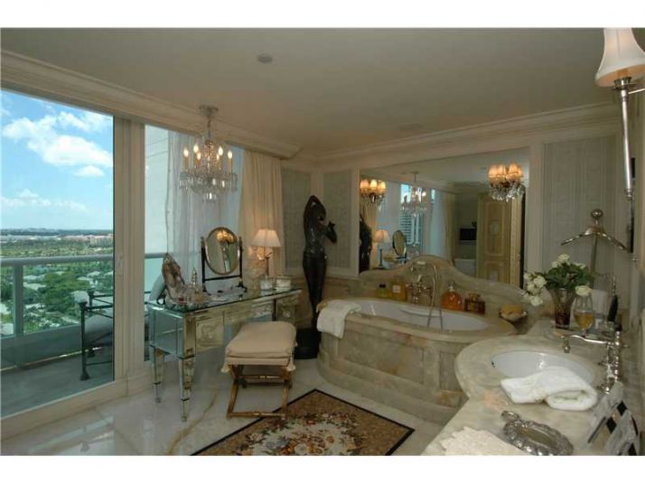 19955 NE 38 CT # 2002, Miami, FL 33180