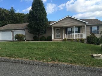 11 Village Ln, Harrisonville, PA 17228