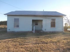400 W Commerce, Leroy, TX 76654