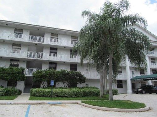 3710 White Hall Dr 103, West Palm Beach, FL 33401