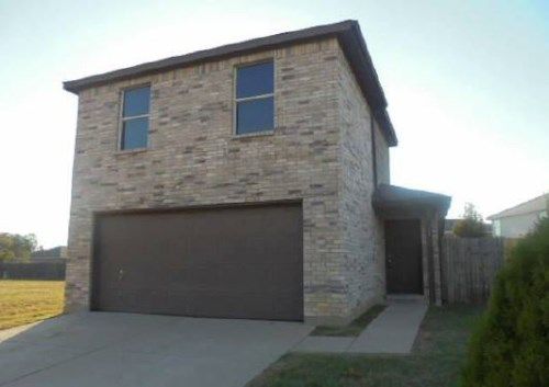 725 River Garden Dr, Fort Worth, TX 76114