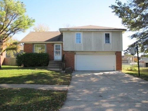 715 Colleen Dr, Gardner, KS 66030