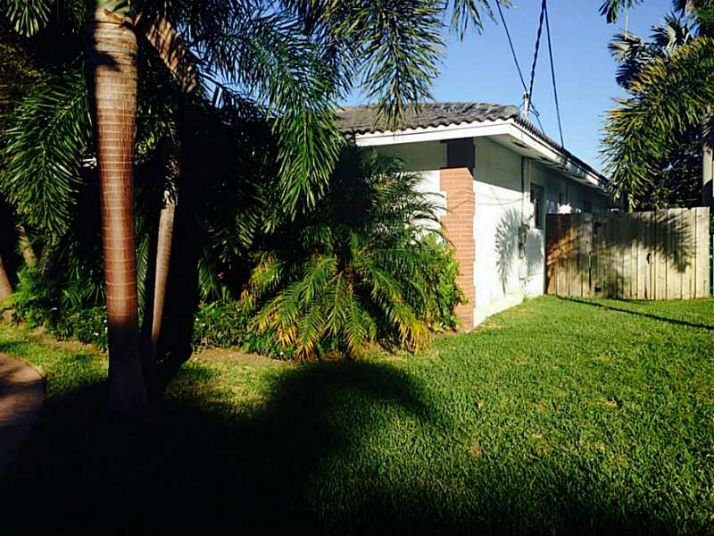 613 HIBISCUS DR, Hallandale, FL 33009
