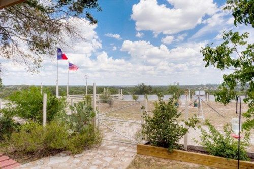 149 Alves Ln, Mountain Home, TX 78058