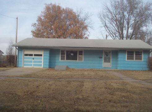 418 W 2nd St, Halstead, KS 67056