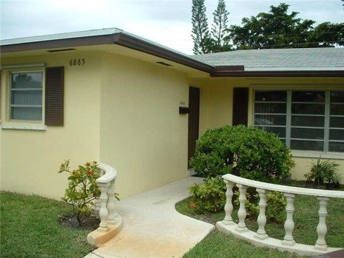 6865 NW 11 PL, Fort Lauderdale, FL 33313