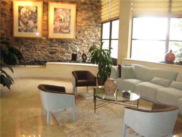 600 PARKVIEW DR # 823, Hallandale, FL 33009