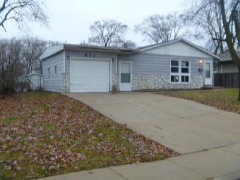 832 Salem Ln, Carpentersville, IL 60110