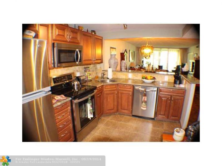 350 OAKS LN # 221, Pompano Beach, FL 33069