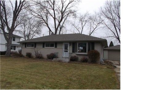 3420 E Oak Creek Dr, Oak Creek, WI 53154