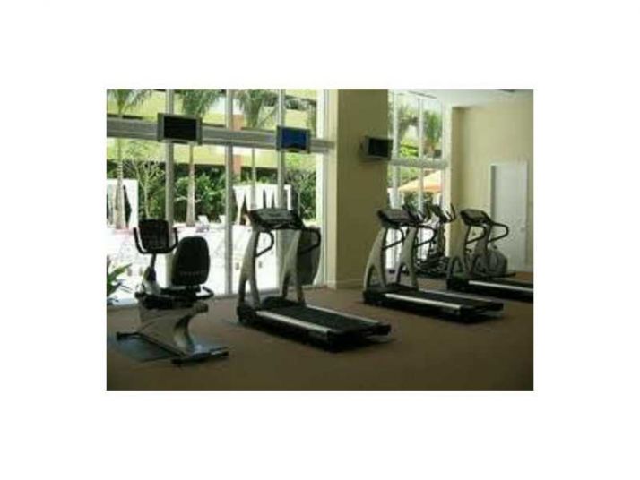 18800 29 AV # 404, Miami, FL 33180