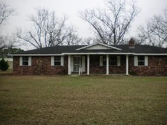 104 Rowland Ave, Glennville, GA 30427