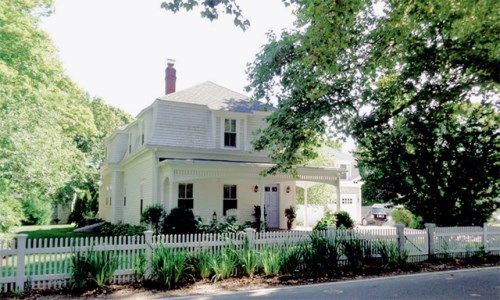 15 Putnam Ave, Cotuit, MA 02635