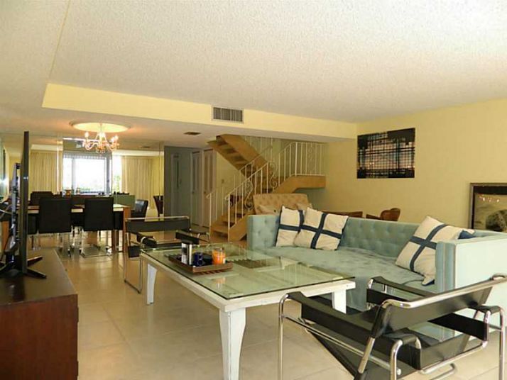 926 NE 26TH AV # 926, Hallandale, FL 33009
