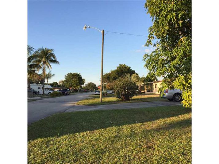 8041 NW 29 ST, Fort Lauderdale, FL 33322
