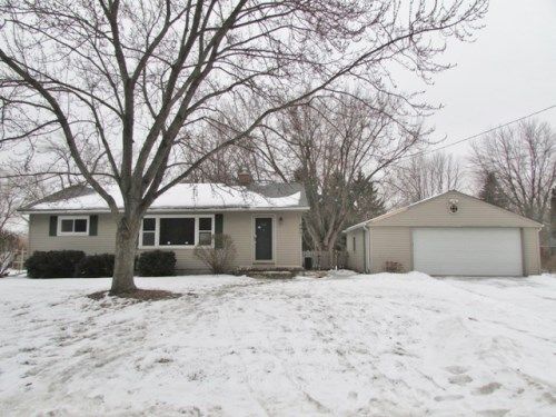 4021 N Pine Dell Dr, Lansing, MI 48911