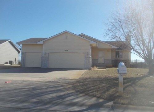 629 E Peach Ave, Haysville, KS 67060