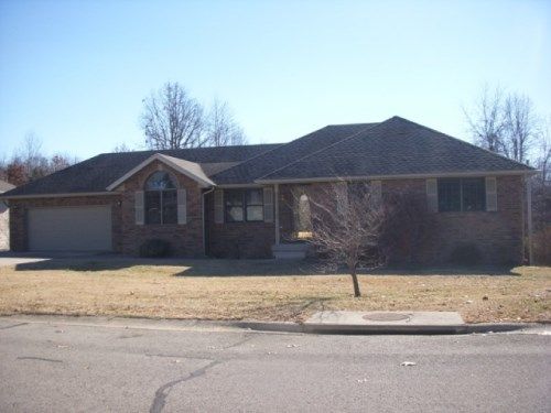 800 Rosewood Dr, Lebanon, MO 65536