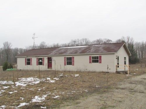 11934 Homestead Rd, Beulah, MI 49617