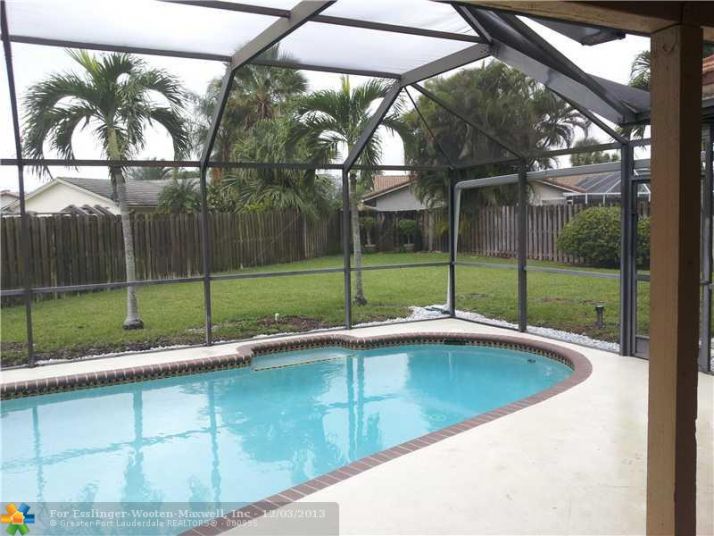 7802 SUNFLOWER DR, Pompano Beach, FL 33063