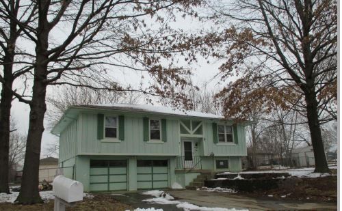 1305 Knight Cir, Oak Grove, MO 64075