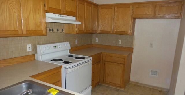 651 Woodson Ln, Gardner, KS 66030