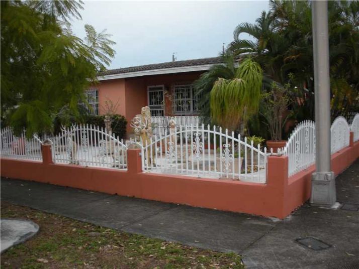 702 SE 9 PL, Hialeah, FL 33010