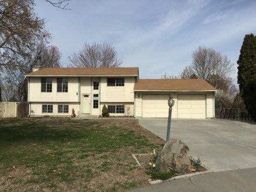 1006 S Belfair Ct, Kennewick, WA 99338