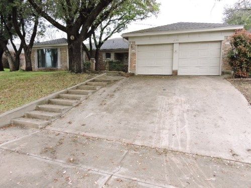 429 Chisolm Trl, Hurst, TX 76054