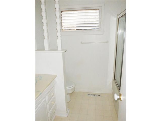 8724 Hiawatha Rd, Kansas City, MO 64114