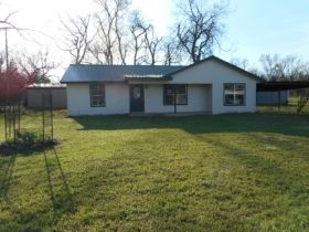 401 Pecan Street, Roxton, TX 75477