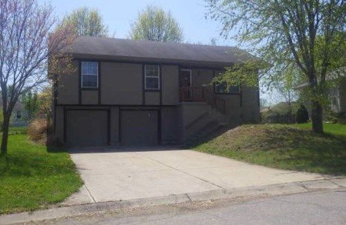 501 Willow St, Peculiar, MO 64078