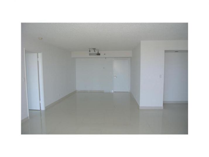 3300 NE 192 ST # 1010, Miami, FL 33180