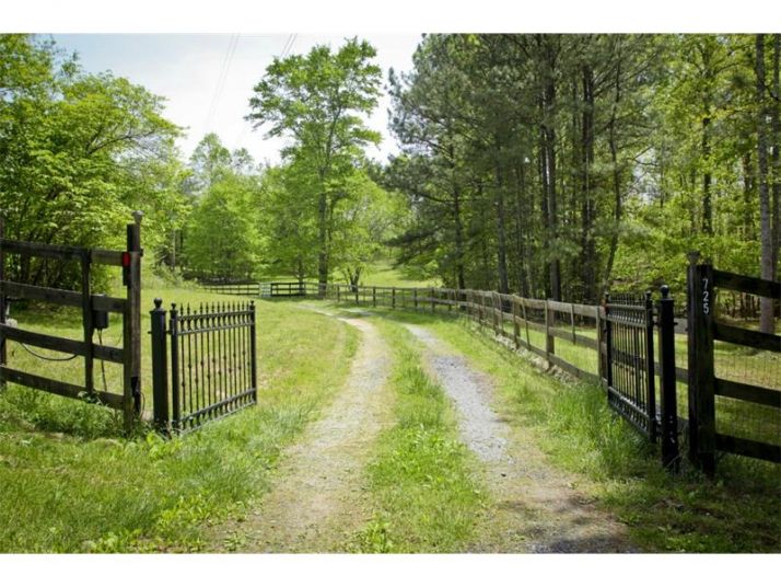 725 Brooke Road Ne, White, GA 30184